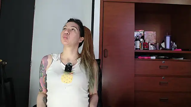 karlamoon23 online show from September 25, 2025, 9:18 pm