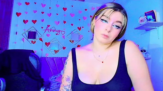 Anny Hurtado online show from December 17, 2025, 5:24 am