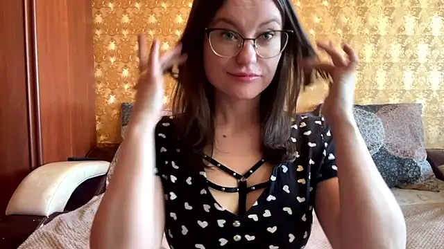 mia shine bright wow online show from December 1, 2025, 4:06 am