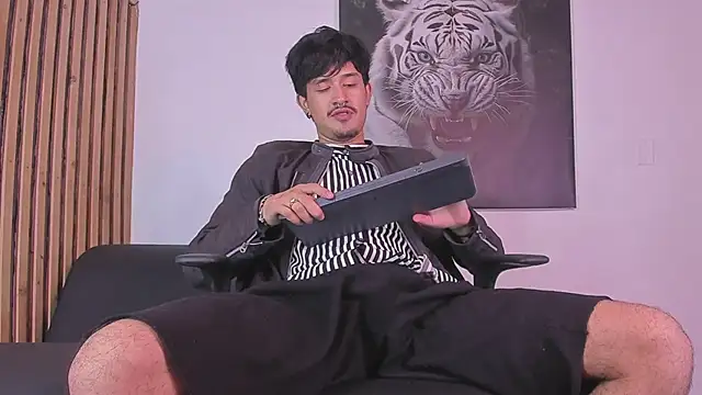 Snapshot of DimitriDeluxe chatting on October 7, 2025, 7:33 pm DimitriDeluxe online show from October 7, 2025, 7:33 pm