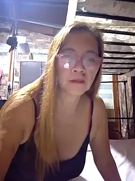 Snapshot of SexyHottMom chatting on November 13, 2025, 12:26 pm SexyHottMom online show from November 13, 2025, 12:26 pm