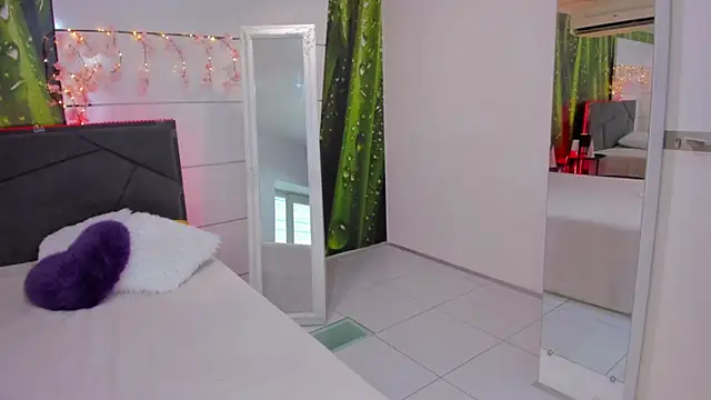 HollyTailors online show from September 9, 2025, 5:29 am