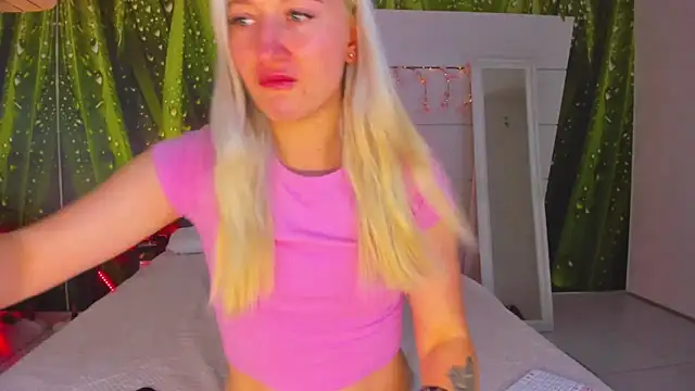 HollyTailors online show from October 13, 2025, 5:40 am