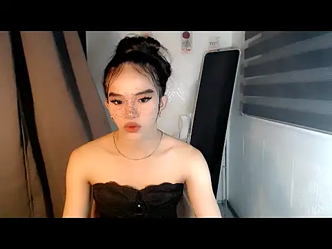 Snapshot of LauraSoHot chatting on November 24, 2025, 12:49 pm LauraSoHot online show from November 24, 2025, 12:49 pm