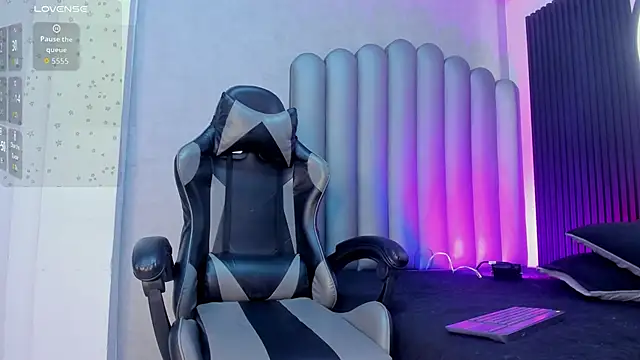 Snapshot of _Leohot_ chatting on October 30, 2025, 3:52 am Leohot online show from October 30, 2025, 3:52 am