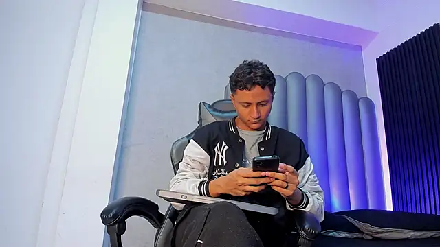 Snapshot of _Leohot_ chatting on November 5, 2025, 3:28 am Leohot online show from November 5, 2025, 3:28 am