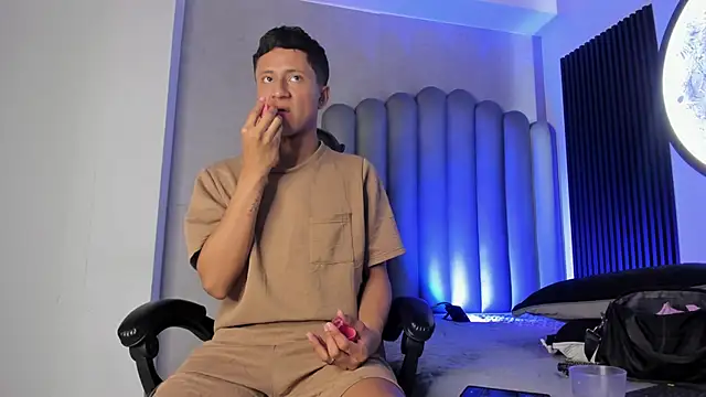 Snapshot of _Leohot_ chatting on November 8, 2025, 3:50 am Leohot online show from November 8, 2025, 3:50 am