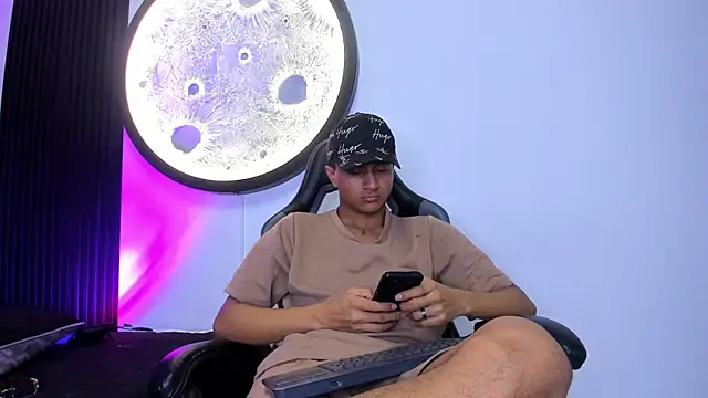 Snapshot of _Leohot_ chatting on November 19, 2025, 3:28 am Leohot online show from November 19, 2025, 3:28 am