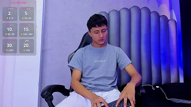 Snapshot of _Leohot_ chatting on November 26, 2025, 4:24 am Leohot online show from November 26, 2025, 4:24 am