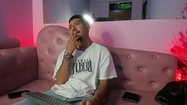 Snapshot of AxelAndJeremy chatting on September 28, 2025, 1:44 am AxelAndJeremy online show from September 28, 2025, 1:44 am