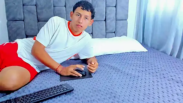 Snapshot of Felipe_Gonzales chatting on October 12, 2025, 12:37 pm Felipe Gonzales online show from October 12, 2025, 12:37 pm