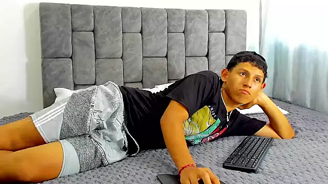 Snapshot of Felipe_Gonzales chatting on October 15, 2025, 7:25 pm Felipe Gonzales online show from October 15, 2025, 7:25 pm
