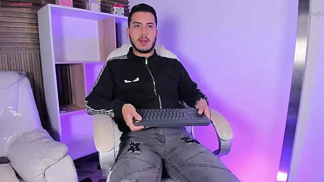 Snapshot of Axel_grey_ chatting on October 10, 2025, 12:15 pm Axel grey online show from October 10, 2025, 12:15 pm