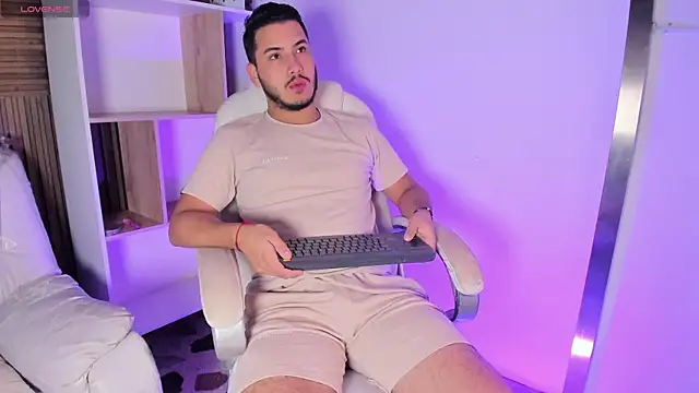 Snapshot of Axel_grey_ chatting on October 13, 2025, 12:49 pm Axel grey online show from October 13, 2025, 12:49 pm