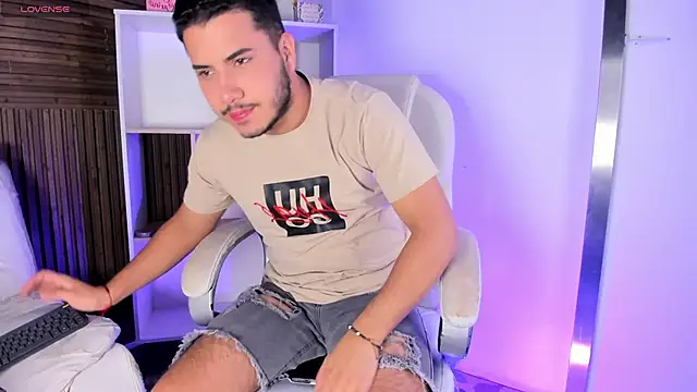 Snapshot of Axel_grey_ chatting on November 12, 2025, 12:16 pm Axel grey online show from November 12, 2025, 12:16 pm