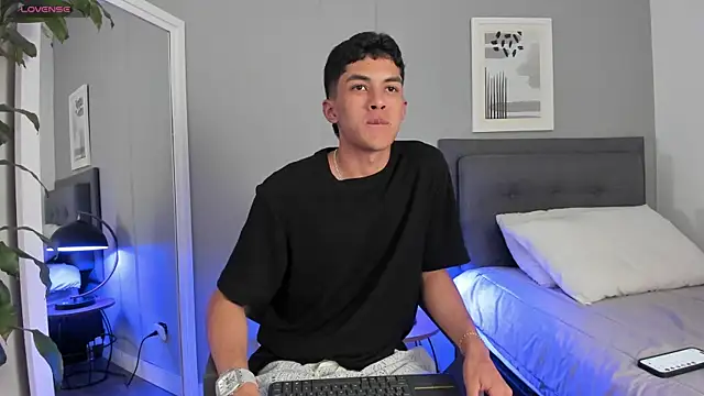 Snapshot of Tylerffoxx chatting on October 6, 2025, 10:40 pm Tylerffoxx online show from October 6, 2025, 10:40 pm