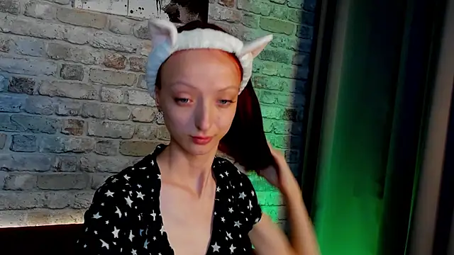 Snapshot of Daria_J chatting on September 29, 2025, 4:06 am Daria J online show from September 29, 2025, 4:06 am