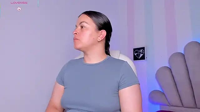 Ariah Walker  online show from October 28, 2025, 4:05 am