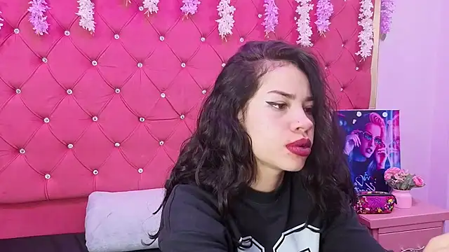 Nanis James online show from November 11, 2025, 2:44 am