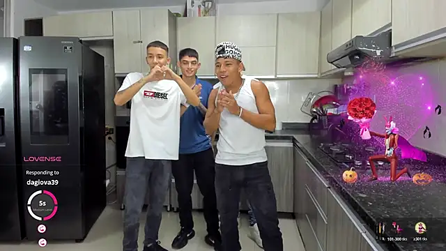 Snapshot of Playhardsex_ chatting on October 23, 2025, 11:03 pm Playhardsex online show from October 23, 2025, 11:03 pm