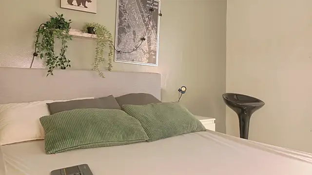 Snapshot of Nickifox__ chatting on October 21, 2025, 7:25 pm Nickifox online show from October 21, 2025, 7:25 pm