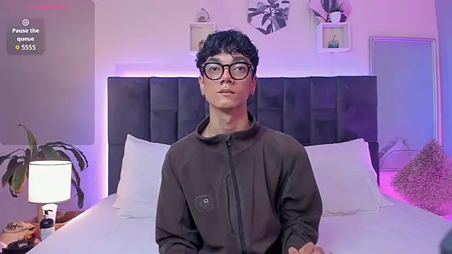 Phillicious   online show from September 17, 2025, 9:27 pm