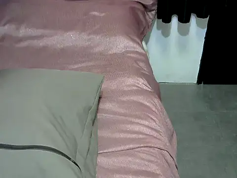 CREAMY BANANA online show from December 16, 2025, 11:32 pm