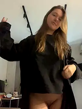 Snapshot of VesnaCrystal chatting on October 8, 2025, 12:58 pm VesnaCrystal online show from October 8, 2025, 12:58 pm