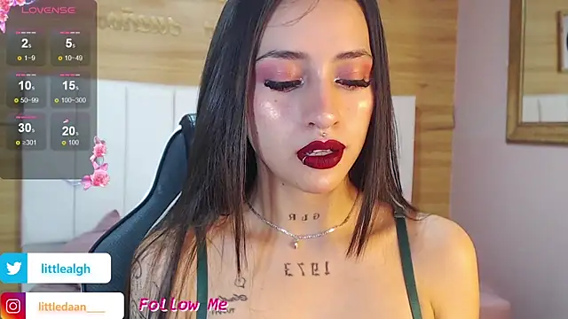 Snapshot of Abril_Velvet_a_ chatting on November 6, 2025, 12:50 pm Abril Velvet a online show from November 6, 2025, 12:50 pm