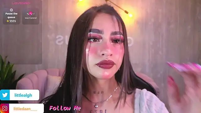 Snapshot of Abril_Velvet_a_ chatting on November 12, 2025, 1:11 pm Abril Velvet a online show from November 12, 2025, 1:11 pm