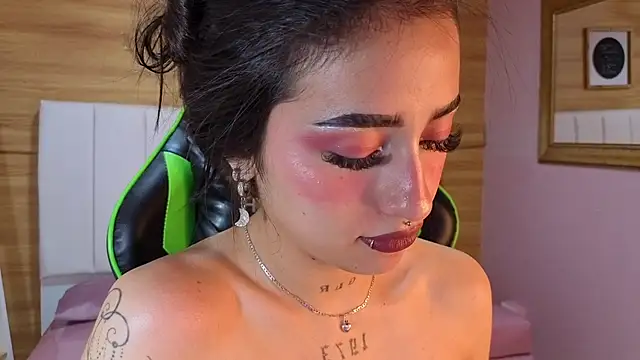 Snapshot of Abril_Velvet_a_ chatting on November 23, 2025, 1:27 am Abril Velvet a online show from November 23, 2025, 1:27 am