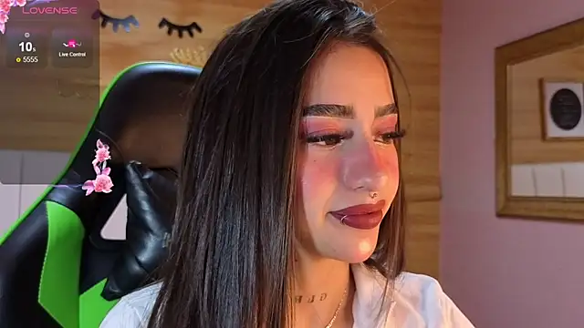 Snapshot of Abril_Velvet_a_ chatting on November 23, 2025, 1:33 pm Abril Velvet a online show from November 23, 2025, 1:33 pm