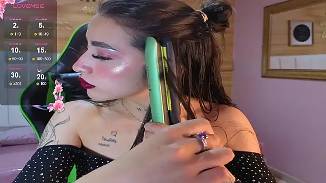 Snapshot of Abril_Velvet_a_ chatting on November 24, 2025, 7:35 pm Abril Velvet a online show from November 24, 2025, 7:35 pm