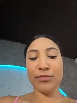 ReinaChloe online show from November 3, 2025, 3:57 pm