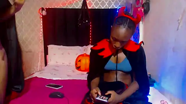 Snapshot of LonelyQueenxx25 chatting on October 31, 2025, 7:26 pm LonelyQueenxx25 online show from October 31, 2025, 7:26 pm