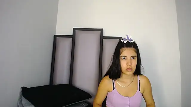 Snapshot of Lucy-23 chatting on October 4, 2025, 4:32 am Lucy-23 online show from October 4, 2025, 4:32 am