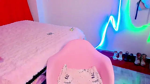 larsonbeverly online show from September 24, 2025, 12:14 am