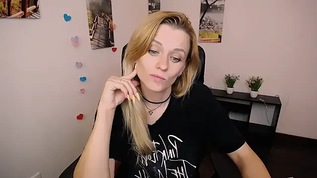 Snapshot of PeppyMia chatting on September 30, 2025, 8:25 pm PeppyMia online show from September 30, 2025, 8:25 pm