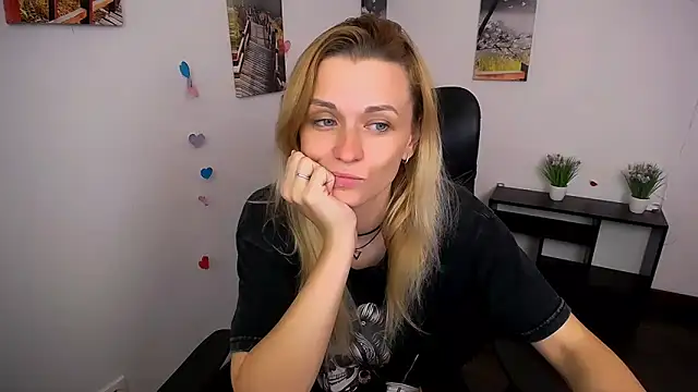 Snapshot of PeppyMia chatting on October 15, 2025, 7:08 am PeppyMia online show from October 15, 2025, 7:08 am