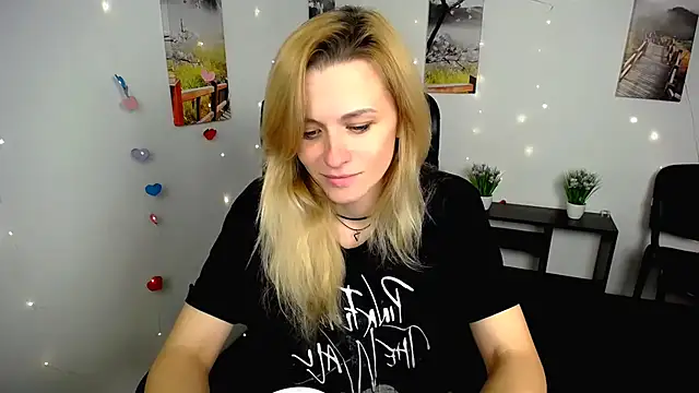 Snapshot of PeppyMia chatting on November 5, 2025, 6:57 am PeppyMia online show from November 5, 2025, 6:57 am