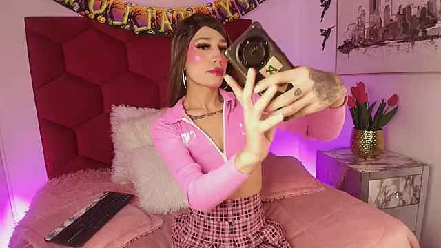 Snapshot of Alaia_Snow chatting on October 12, 2025, 9:25 pm Alaia Snow online show from October 12, 2025, 9:25 pm