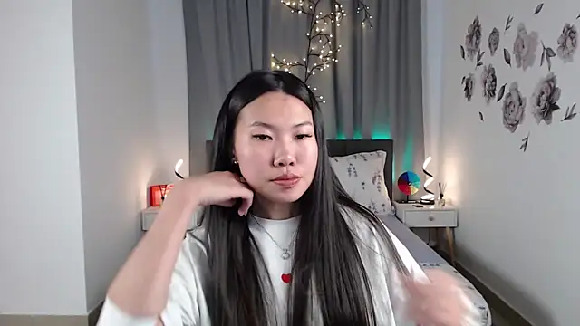 LunaPurrr online show from September 17, 2025, 6:37 am