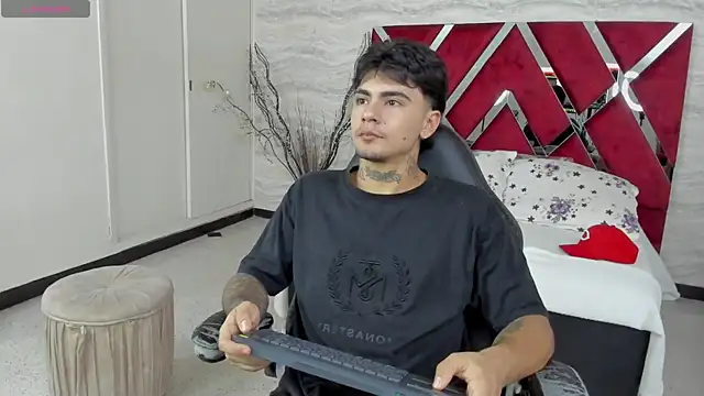 JamesDeker online show from October 23, 2025, 8:07 pm