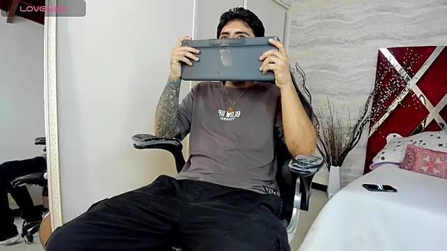 JamesDeker online show from October 30, 2025, 8:31 pm