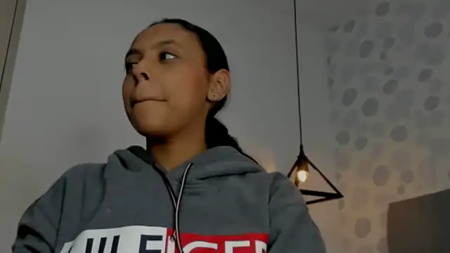 sophiasweet  1 online show from December 15, 2025, 1:59 pm