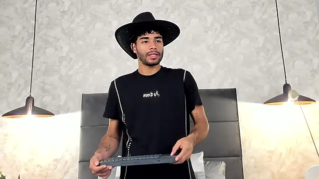 Snapshot of RaphaelDufort chatting on November 19, 2025, 11:27 pm RaphaelDufort online show from November 19, 2025, 11:27 pm