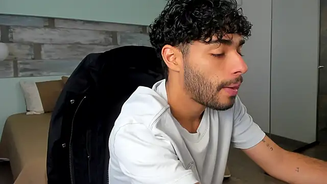 Snapshot of RaphaelDufort chatting on December 15, 2025, 5:28 pm RaphaelDufort online show from December 15, 2025, 5:28 pm