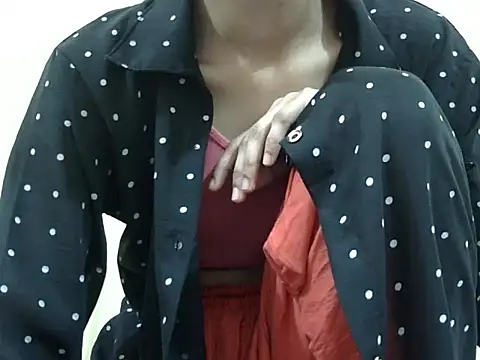 smallcuute online show from November 27, 2025, 9:39 pm