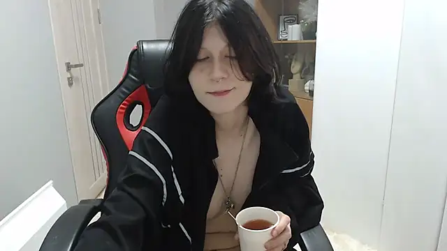 TinaQuiin online show from September 22, 2025, 8:05 am