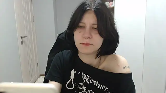 TinaQuiin online show from October 5, 2025, 8:01 am